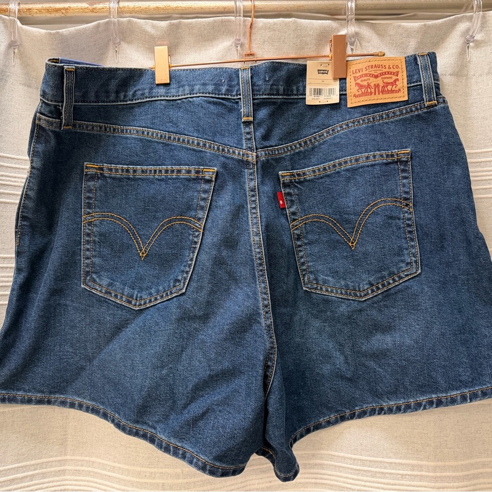 Levi’s Women High Waisted Mom Jean Shorts 34 NWT